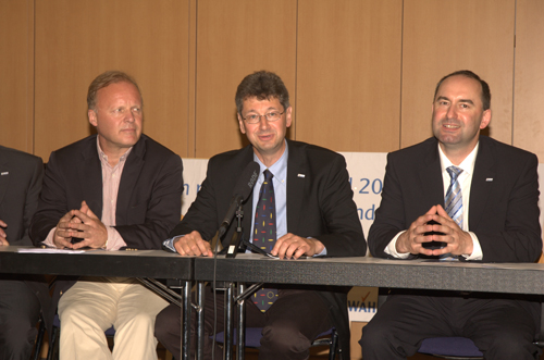 Foto: Pressekonferenz FREIE WÄHLER in Geiselwind - Stephan Werhahn, Prof. Dr. Michael PIazolo, MdL, und Hubert Aiwanger, MdL, stellen EUROPA-Resolution vor